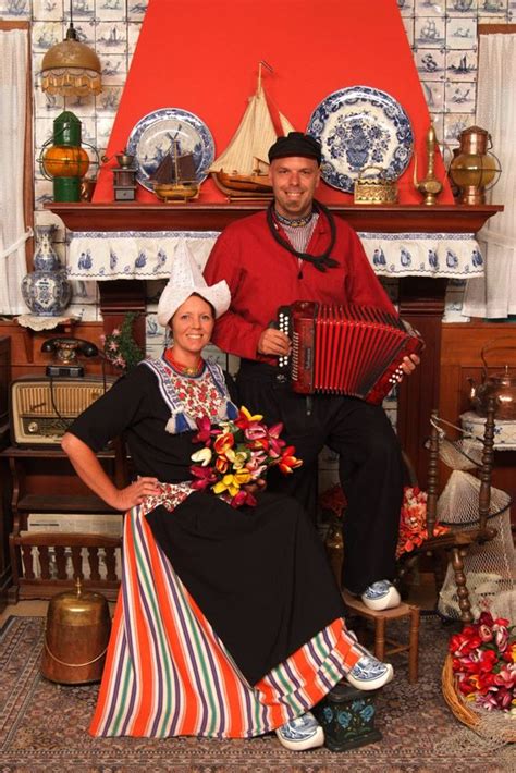 picture  fully dressed dutch traditional costume traje tipico de holanda traje tipico