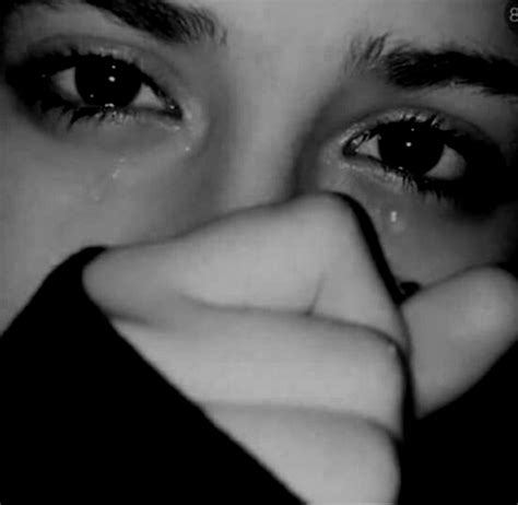 Sad Crying Girl Crying Girl Uploaded By Arabella On We Heart It
