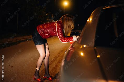 Street Prostitute Talking To Potential Customer In The Car Stock Foto