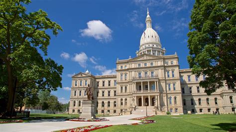 top  hotels closest  michigan state capitol  downtown