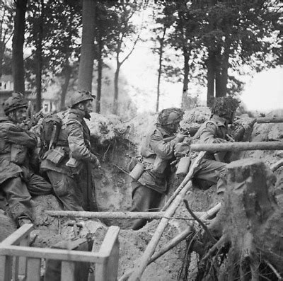 ww wwii photo british paratroops  action arnhem  world war   ebay