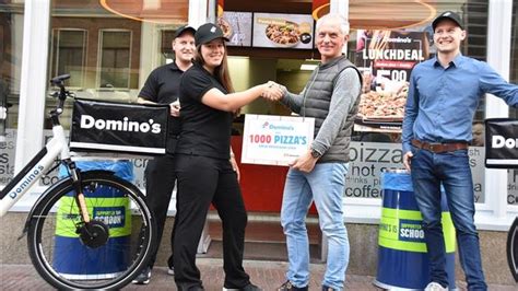 dominos schenkt duizend pizzas aan voedselbank leiden nunl