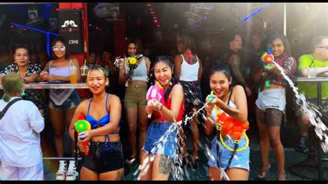 Wandr Songkran Pattaya Thailand April 2022 Girls With Squirt Guns And