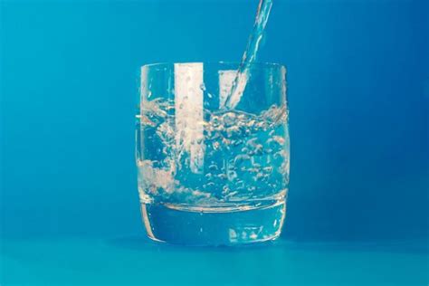 la importancia de tomar agua alcalina  sus beneficios en tu salud