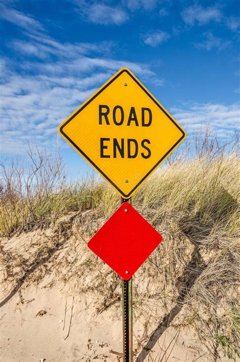 road ends sign stock photo image  english falling