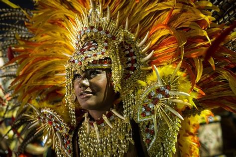 samba dancer with headdress rio carnival 2012 hatacular carnival dancers carnival brazil