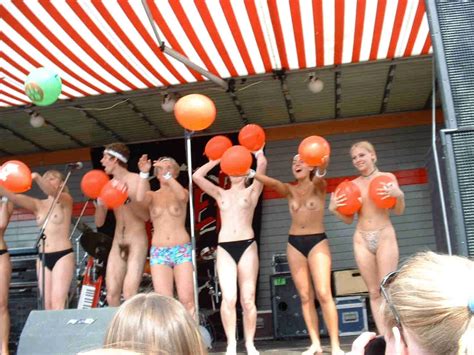 trashy naked chicks goes wild showing off their tits on stage pichunter