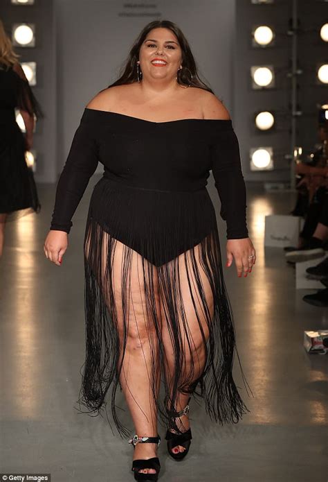 Tess Holliday Leads Curvy Models At London Fashion Week Daily Mail Online