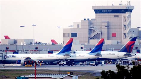 atlanta airport surpasses ohare  busiest  flights passengers fox news
