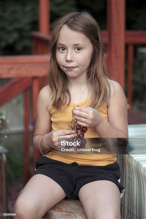 สาวน้อยกินองุ่น ภาพสต็อก ดาวน์โหลดรูปภาพตอนนี้ กลางแจ้ง การตั้ง