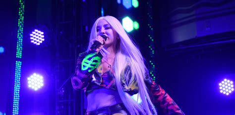 watch ava max play “torn” and “sweet but psycho” at the 2019 vmas the fader