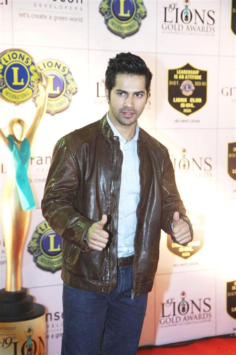 varun dhawan dashing pose at 19th lions gold awards 2013 bollywood and