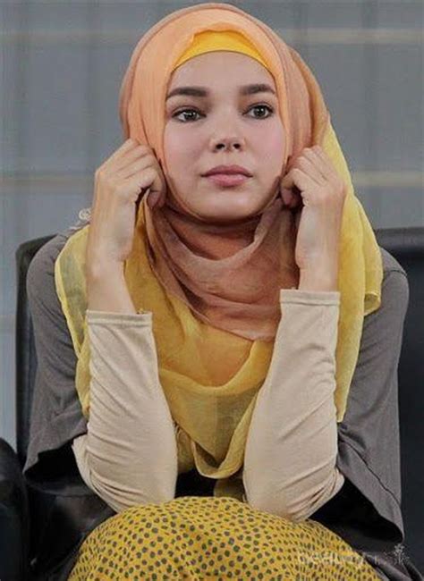5 Gaya Hijab Cantik Ala Dewi Sandra