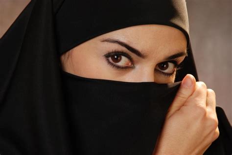 Seeing Beyond The Burka Nine Iraqi Women The Denver Post