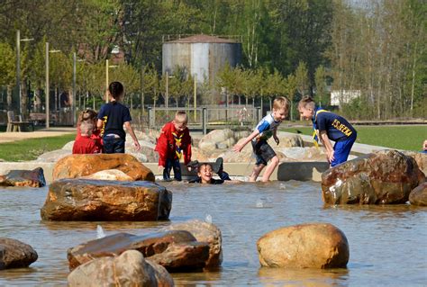 kindjes esjeeka spelen op waterplein spoorpark tilburg