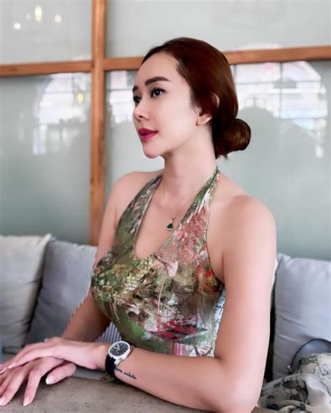 Punya Tubuh Mulus Aura Kasih Tampil Seksi Dengan Halter Dress Netizen