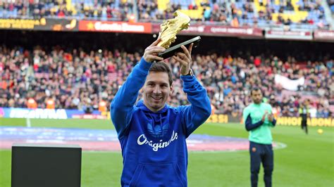 leo messi shows off his golden boot to the barcelona fans
