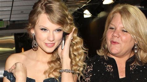 Taylor Swift S Sick Mum Gives Emotional Speech At Acm Awards Bbc Newsbeat