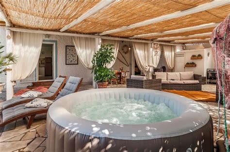 20 Indoor Jacuzzi Ideas And Hot Tubs For A Warm Bath
