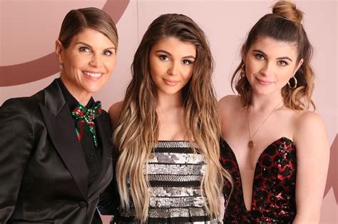 Lori Loughlins Daughters Still Enrolled At Usc Amid Scandal
