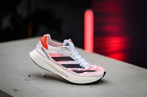 adidas introduce lo ultimo en calzado los nuevos adizero evolucionan rapido  la carretera