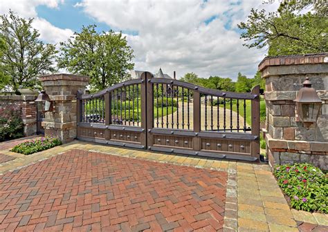 rustic driveway gate harold leidner  landscape architects dallas texas entrada de