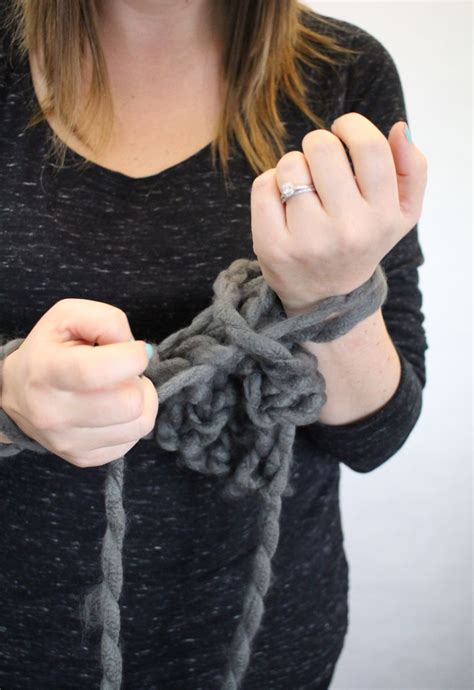 arm knitting follow  tutorial   easy diy holiday gift blogs