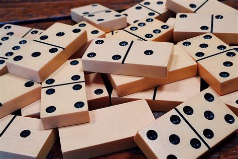art  playing dominoes saout radio