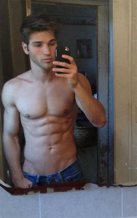 10 of the hottest male selfies includes a bonus celeb can you spot him sharejunkies your
