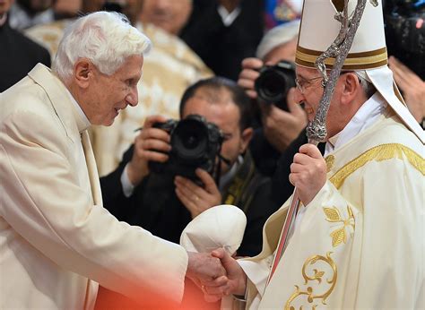vatican benoit xvi reapparait  rome deux papes pour  nouveaux cardinaux