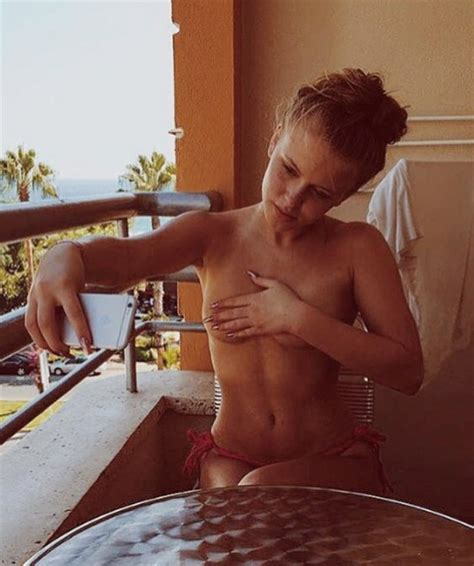 swedish singer zara larsson nude leaked selfies celebrity leaks