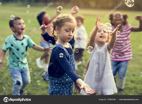 孩子们吹泡泡 — 图库照片©rawpixel＃155564356