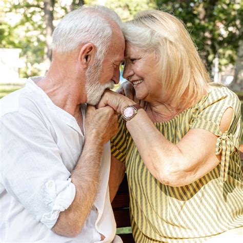 Viejo Besando La Mano De Mujer Foto Gratis