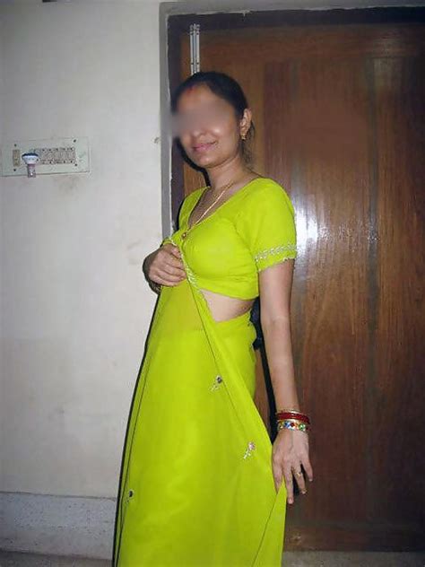 Indian Real Bhabi Saree Blouse Back And Bra Removing Pics