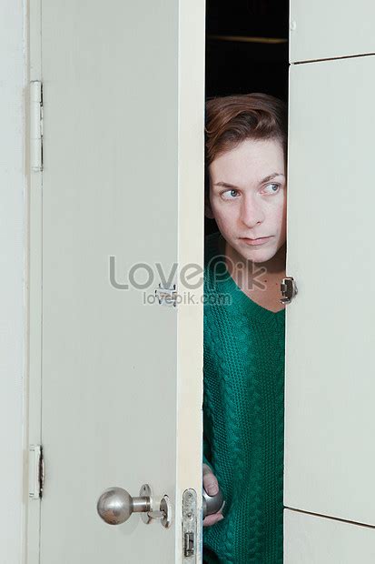 Gratis Foto Orang Mengintip Dari Pintu Unduh Di Lovepik