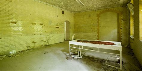 18 Haunting Photos Of An Abandoned Nazi Hospital Beelitz Heilstätten