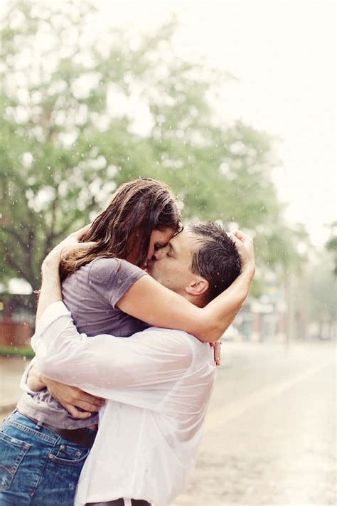 Download Couple Kissing While Raining Picture