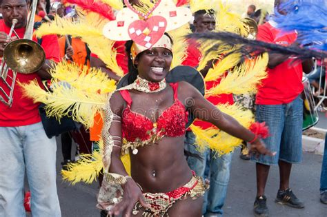 jaarlijks carnaval  kaapverdie  redactionele foto image  kostuums festival
