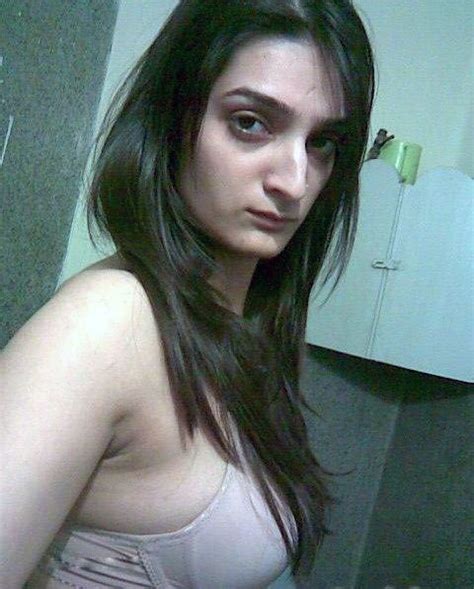 hot self shot pics of pakistani babe showing cleavage and
