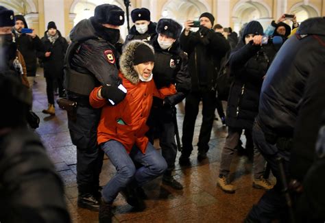 kremlin warns russians against pro navalny protests drawing pushback
