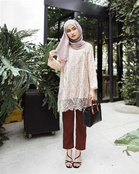 kebaya hijab ala firaa assagaf bisa dipadu  rok hingga celana