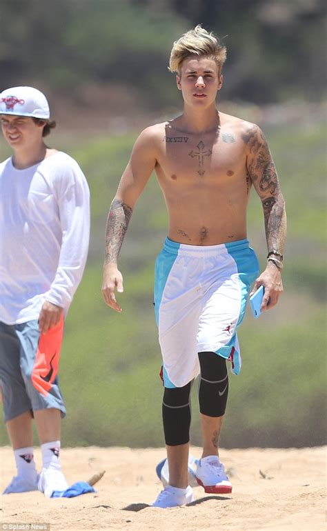 Justin Bieber Takes Selfie As He Relaxes Shirtless On Hawaiian Beach