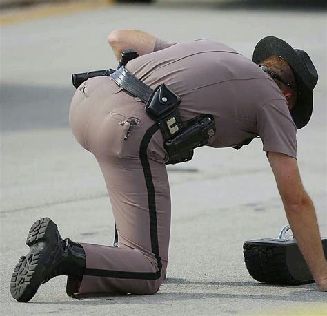 警察官のピチピチズボンの可愛いお尻…撫で回したいな～♪ Men In Uniform Mens Uniforms Mens Butts