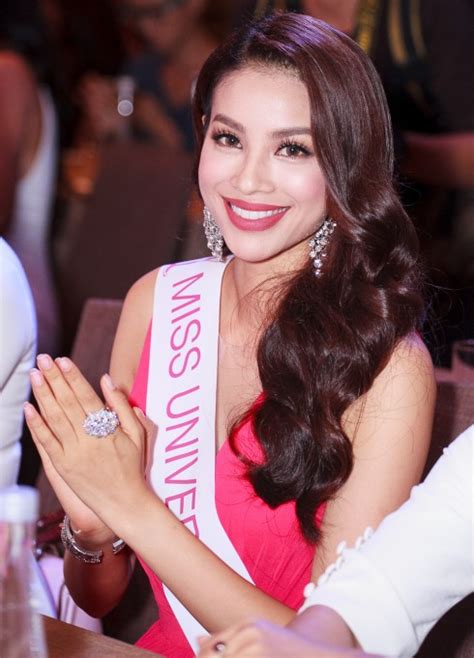 Hoa Hậu Phạm Hương Mang Sen Vàng đến Miss Universe