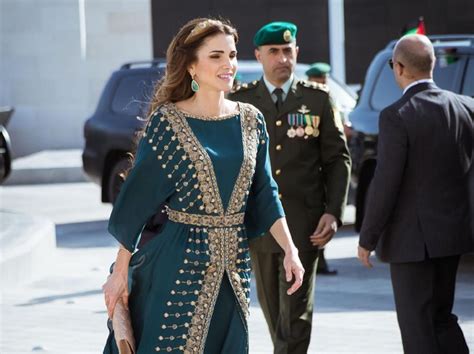 Foto Anggun Dan Stylish Gaya Ratu Rania Dari Yordania