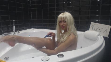 Blonde Miamaxxx Luxury Tattooed Cover Girl Is Taking A Bath