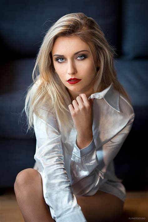 lods franck 500px women blonde model portrait red lipstick white