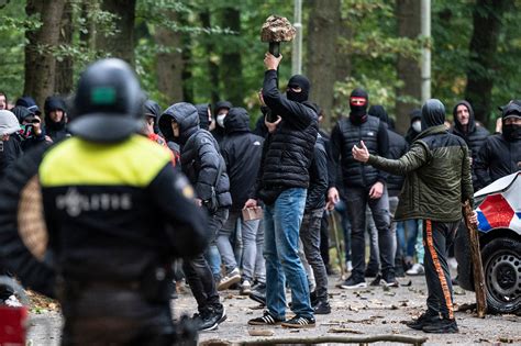 groepen geoefende vechtmachines rukken op naar winkelstraten en belagen politie foto bdnl