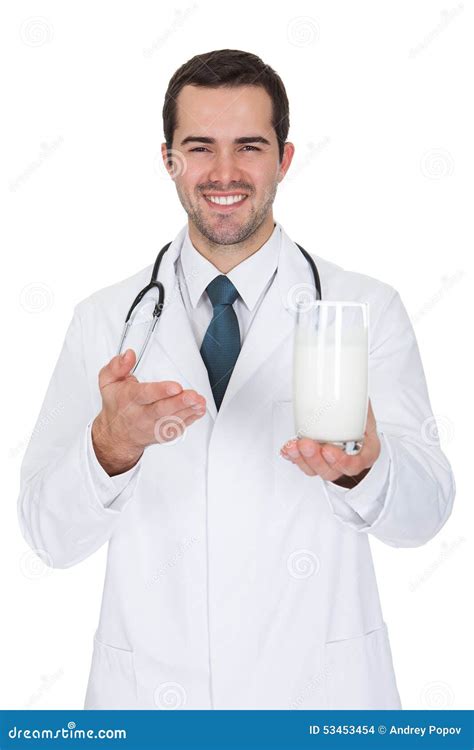 el doctor de sexo masculino feliz holding glass of milk foto de archivo