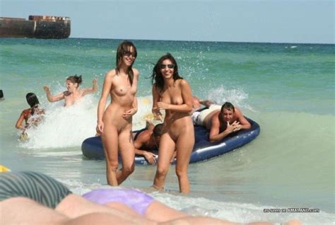 collection of two hot naked sisters at the beach pichunter